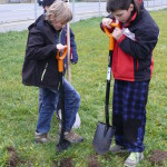 21.11. 2013 - Projekt Stromy - 5. ročník - zakopání pokladu, sázení buku (37)